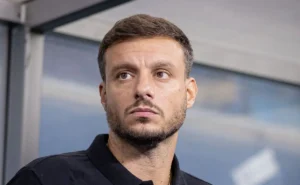 Martín Anselmi, do Botafogo, desconhecia Júnior Santos, mas o recebeu bem.