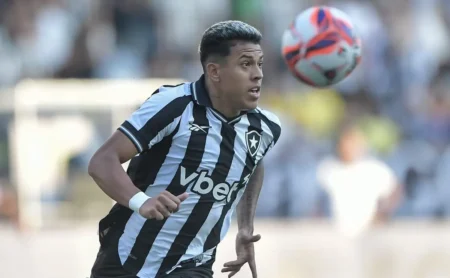 Matheus Martins marca gol de empate, salva o Botafogo e é eleito o melhor em campo