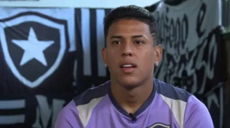 Matheus Martins se adapta à posição de 9 e celebra leveza no Botafogo após gol: "Sei o caminho"