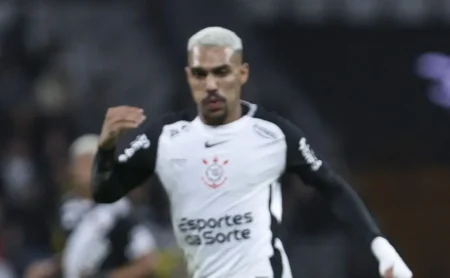 Matheus Pereira, do Corinthians, recebe críticas da torcida por excesso de cruzamentos.