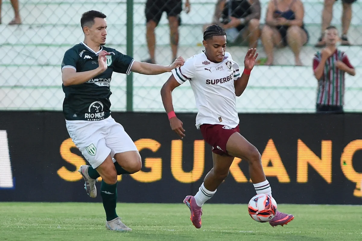 Matheus Reis: entorse no joelho afasta jogador do Fluminense por período indefinido