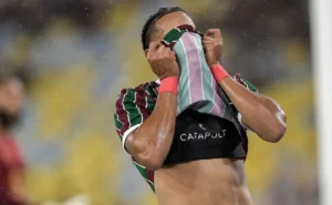 Matheus Reis sofre entorse no joelho e é desfalque no Fluminense