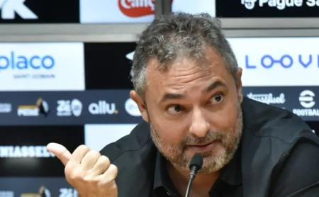 Mattos busca reforços no Santos com urgência e prioriza zagueiro