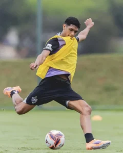 Meia da base do Atlético-MG sofre lesão nos ligamentos durante jogo no Mineiro
