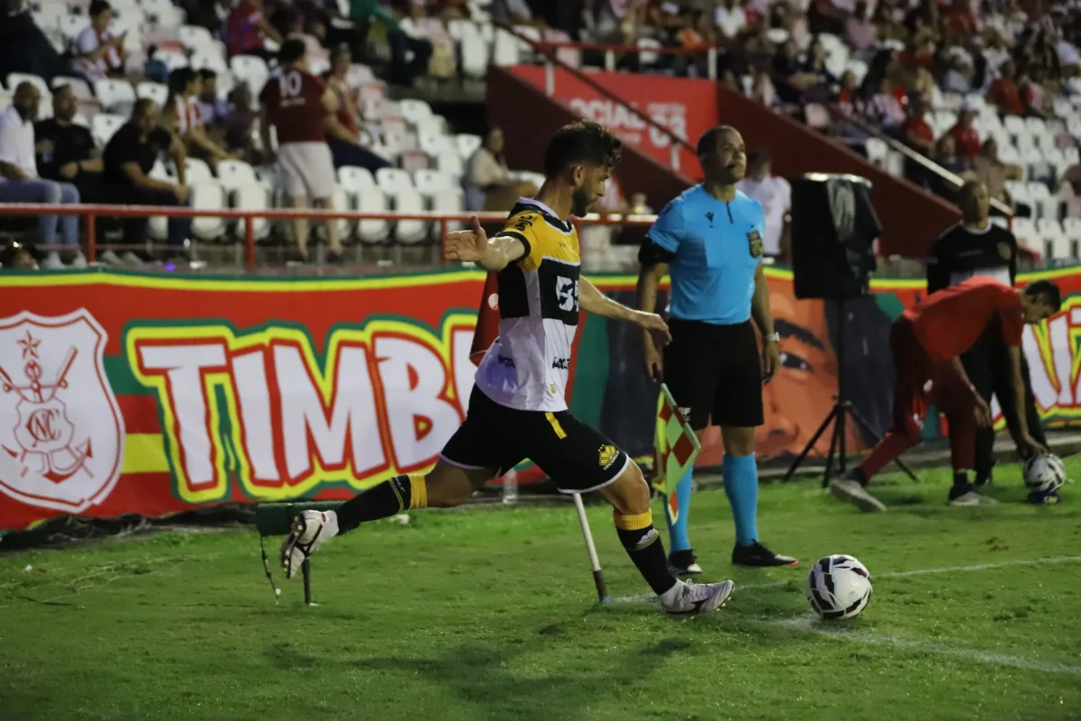 Meia do Criciúma celebra retorno aos gramados após quatro meses