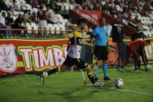 Meia do Criciúma celebra retorno aos gramados após quatro meses