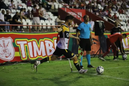 Meia do Criciúma celebra retorno aos gramados após quatro meses