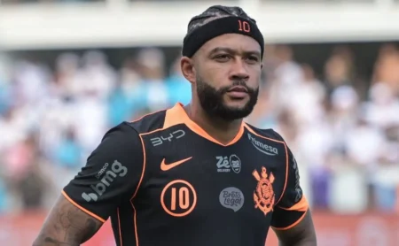 Memphis Depay deixa o clubismo de lado e analisa Santos x Corinthians: “Deu confiança a eles”