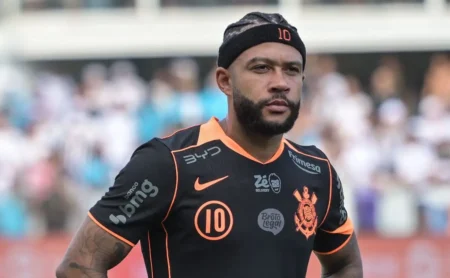 Memphis Depay quebra jejum de dez jogos no Corinthians e evita pior marca desde o Lyon.