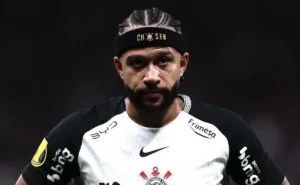 Memphis é flagrado com celular no banco e explica uso: “comunicação com médicos da Holanda”