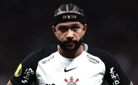 Memphis é flagrado com celular no banco e explica uso: “comunicação com médicos da Holanda”