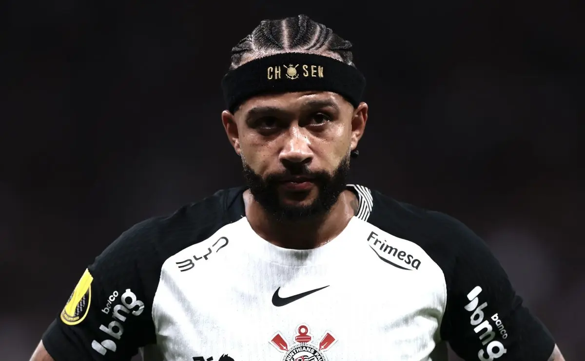 Memphis é flagrado com celular no banco e explica uso: “comunicação com médicos da Holanda” Memphis é flagrado com celular no banco e explica uso: “comunicação com médicos da Holanda”