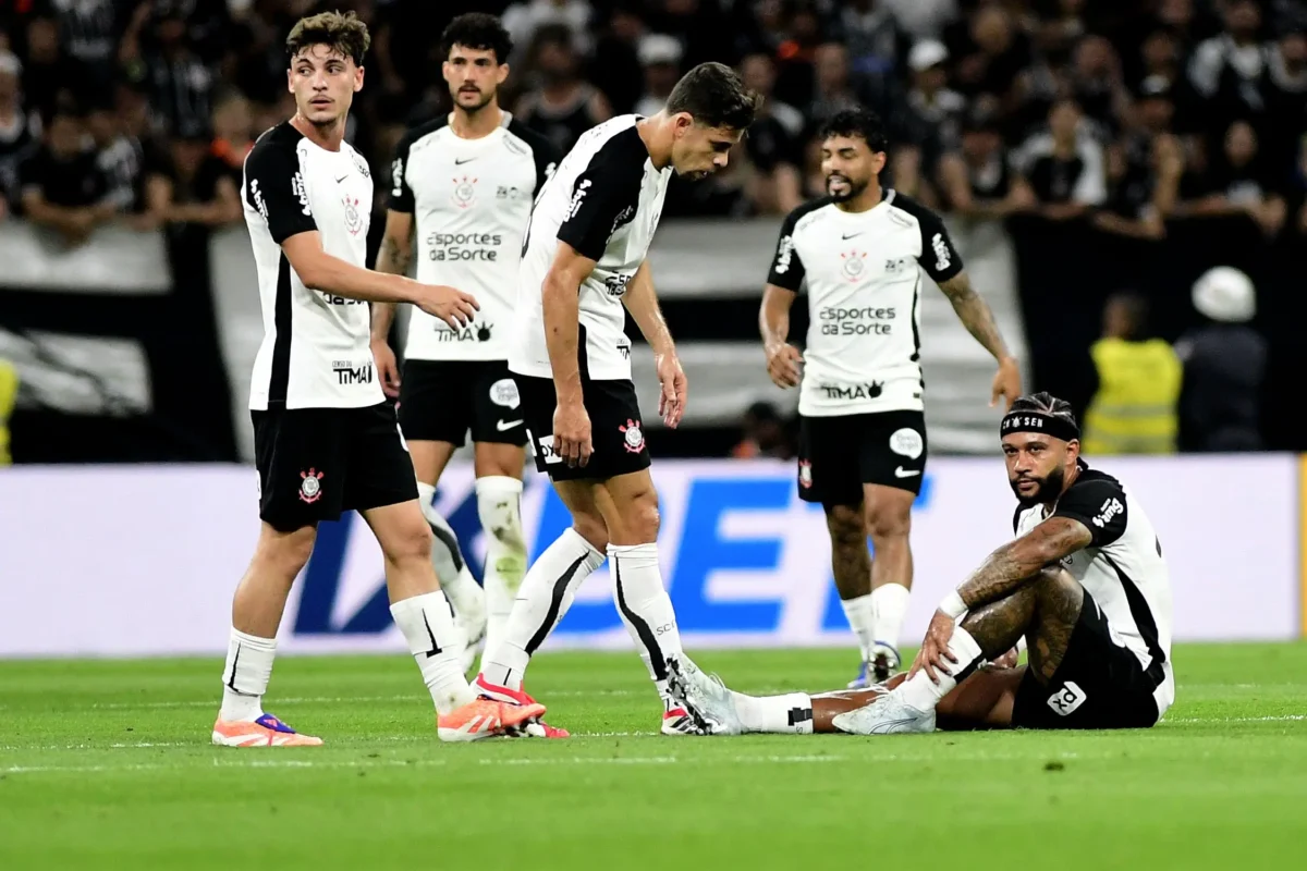 Memphis solicita substituição com incômodo na coxa após participação em gol do Corinthians