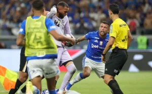 Mestre em Direito Desportivo critica punição ao Cruzeiro por briga: “Não faz sentido”