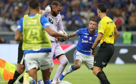 Mestre em Direito Desportivo critica punição ao Cruzeiro por briga: “Não faz sentido”