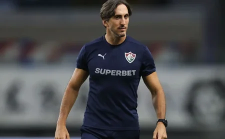 Millán segue aguardando oportunidade no Fluminense, e Zubeldía planeja como usar o zagueiro