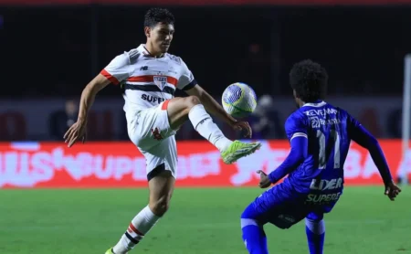 Moreira impressiona nos testes físicos e reconquista espaço no São Paulo