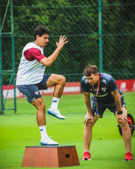 Moreira retorna ao São Paulo e será avaliado no meio-campo