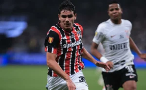 Moreira rescinde contrato com o Porto e reforça o São Paulo até 2026; Crespo o planeja para o meio-campo.