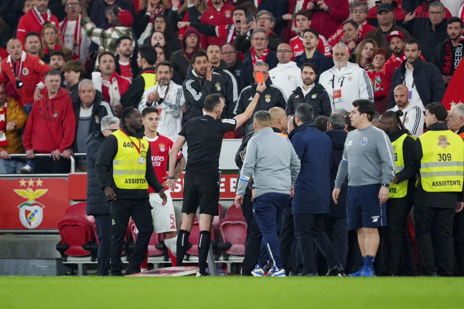 Mourinho suspenso por um jogo e 11 dias após expulsão em clássico entre Benfica e Porto