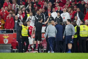 Mourinho suspenso por um jogo e 11 dias após expulsão em clássico entre Benfica e Porto