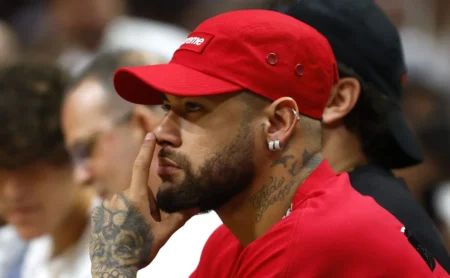 Neymar: 16 jogos para buscar vaga na Copa, com desafio em campo sintético