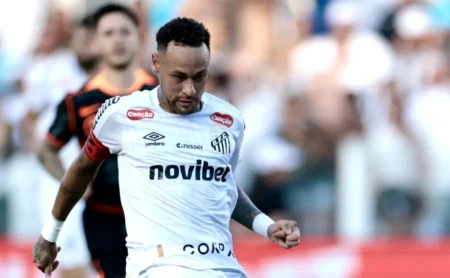 Neymar critica diretoria do Santos e critica gramado após empate no clássico contra o Corinthians Neymar critica diretoria do Santos e critica gramado após empate no clássico contra o Corinthians