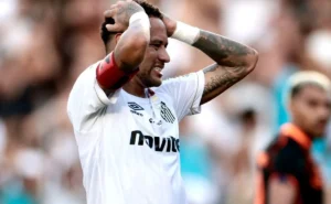 Neymar critica gramado e desabafa após empate com o Corinthians Neymar critica gramado e desabafa após empate com o Corinthians