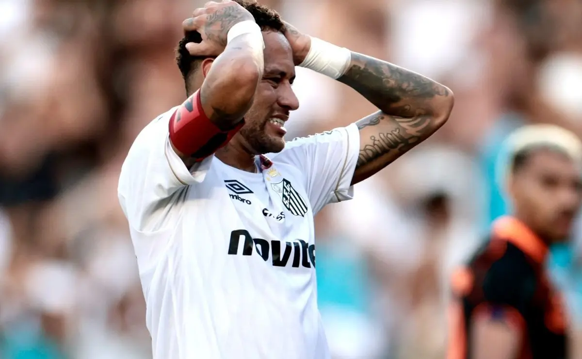 Neymar critica gramado e desabafa após empate com o Corinthians Neymar critica gramado e desabafa após empate com o Corinthians