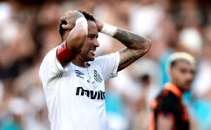 Neymar tem atuação discreta em clássico com assistência não intencional Neymar tem atuação discreta em clássico com assistência não intencional