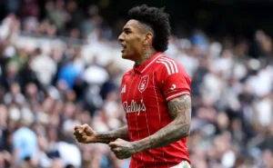 Nottingham Forest vence Tottenham com gol de Igor Jesus e se afasta da zona de rebaixamento