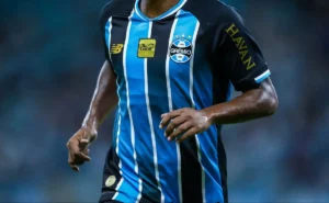 Novo uniforme do Grêmio bate recorde de vendas e estreia com vitória na Arena Novo uniforme do Grêmio bate recorde de vendas e estreia com vitória na Arena
