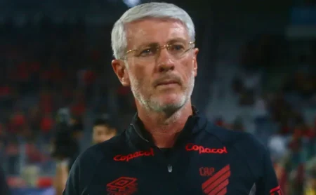 Odair Hellmann exalta desempenho tático do Athletico-PR na goleada sobre o Botafogo