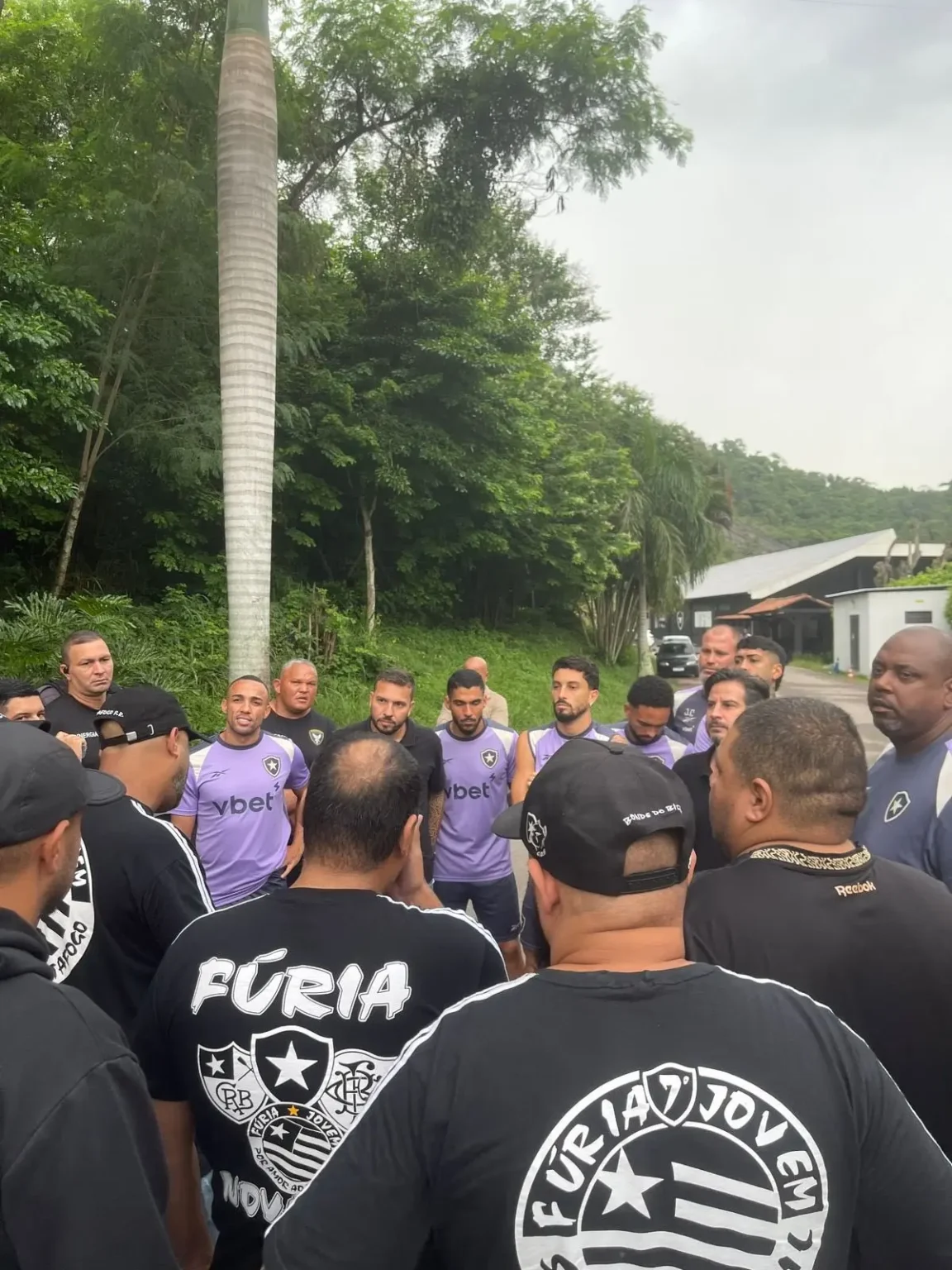 Organizada do Botafogo cobra jogadores e diretores no CT após eliminação: "Vergonhoso"
