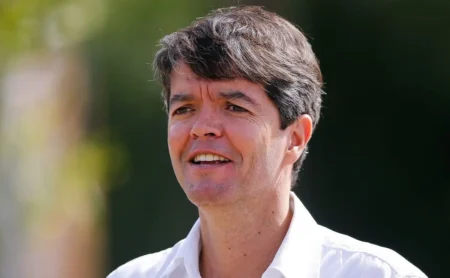 Orlando Rollo busca mudanças no Santos: Alexandre Mattos na saída, Felipe Ximenes na mira e Marcos Braz como alternativa.