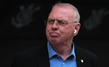 Osmar Stabile, presidente do Corinthians, anuncia pedido de impeachment de Romeu Tuma Jr. após polêmicas. Osmar Stabile, presidente do Corinthians, anuncia pedido de impeachment de Romeu Tuma Jr. após polêmicas.