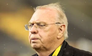 Osmar Stabile veta renovação de Memphis Depay no Corinthians antes da Copa, demonstrando insatisfação