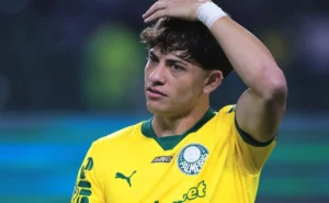 Palmeiras observa o interesse crescente por Giay e lateral pode receber novas sondagens europeias.