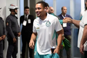 Palmeiras: Vitor Roque em recuperação e Paulinho treina normalmente