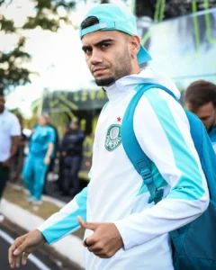 Palmeiras chega ao interior paulista para a final e é recepcionado com festa; veja fotos