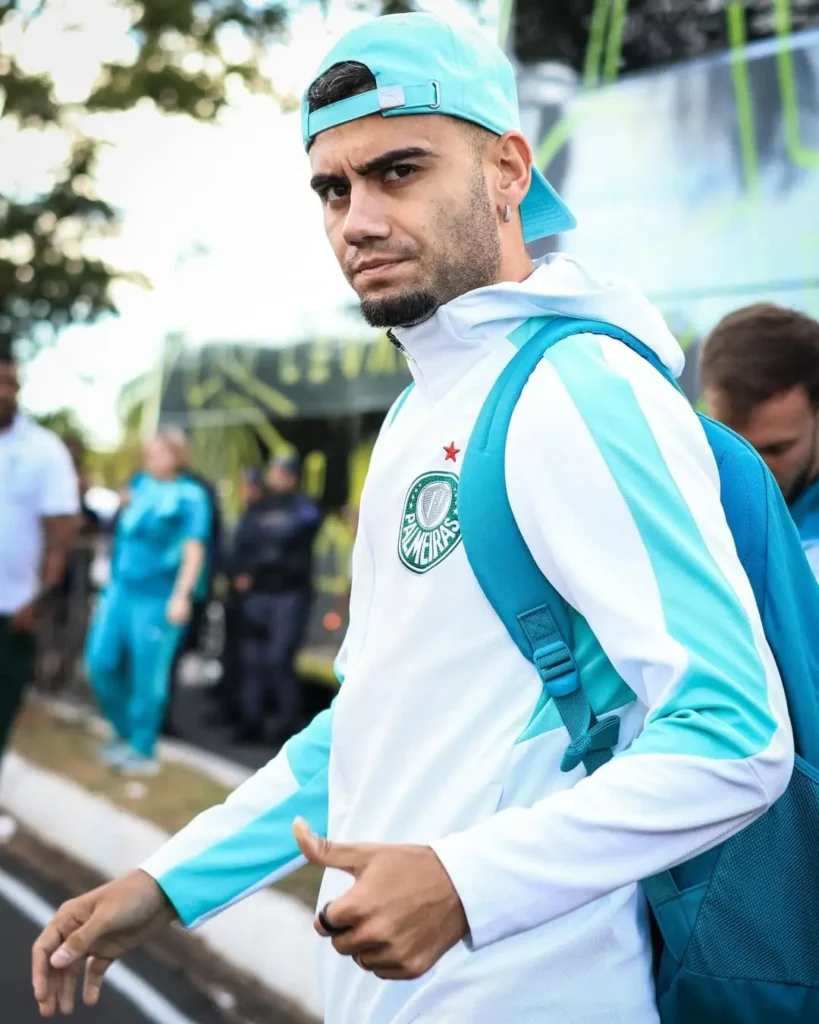 Palmeiras chega ao interior paulista para a final e é recepcionado com festa; veja fotos