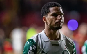 Palmeiras avalia reforço na zaga após lesão de Murilo e mira Alexander Barboza