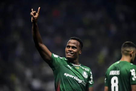 Palmeiras retoma liderança, mas Arias não tem noite de coroação