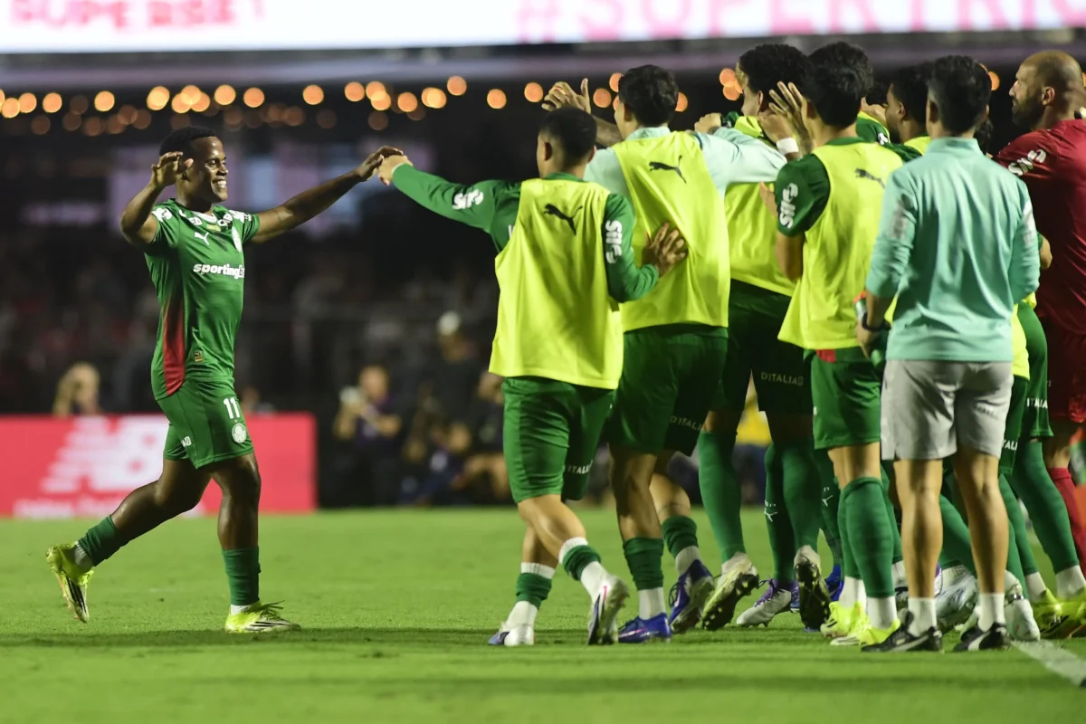 Palmeiras anula São Paulo e assume a liderança do Brasileirão com méritos Palmeiras anula São Paulo e assume a liderança do Brasileirão com méritos