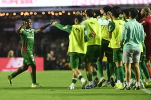 Palmeiras anula São Paulo e assume a liderança do Brasileirão com méritos