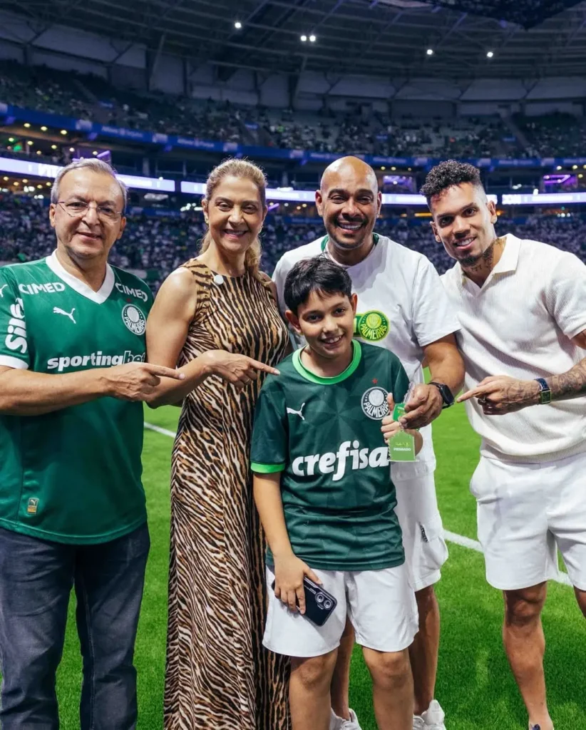 Palmeirense é presenteado com apartamento e recebe chave de Paulinho em sorteio