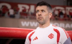 Paulinho é reforço de Paulo Pezzolano no Internacional contra a Chapecoense pelo Brasileirão