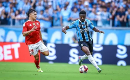 PC Oliveira valida segundo gol do Grêmio em Gre-Nal polêmico.