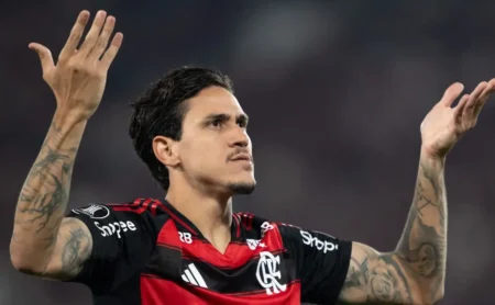 Pedro marca golaço no Maracanã, abrindo o placar para o Flamengo sobre o Cruzeiro