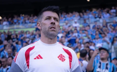 Pezzolano critica arbitragem após derrota do Inter no Gre-Nal: “Contra 12 não dá”
